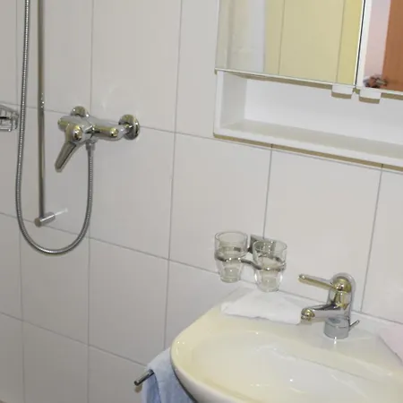 - Location * Ζερμάτ